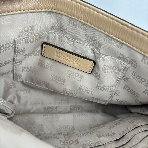 Michael Kors Beverly Oversized Clutch Shoulder Handbag Beige Patent Leather - Picture 9 of 14